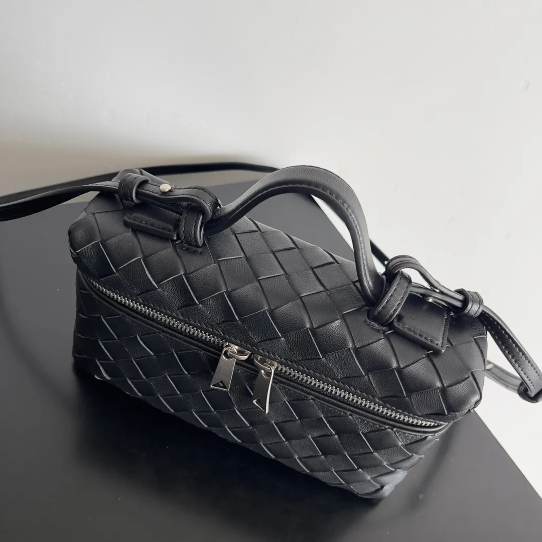 Batch 1360 Bottega Veneta 24 spring and summer woven zipper crossbody bag. A crossbody bag that can be used as a cosmetic bag. The exquisite weaving and compact body are an indispensable accessory for the upcoming summer. The double zipper also better protects the bag. It has a large capacity. If you like it, don’t miss it. Style number: 789109 Size: 22*12.5*5cm